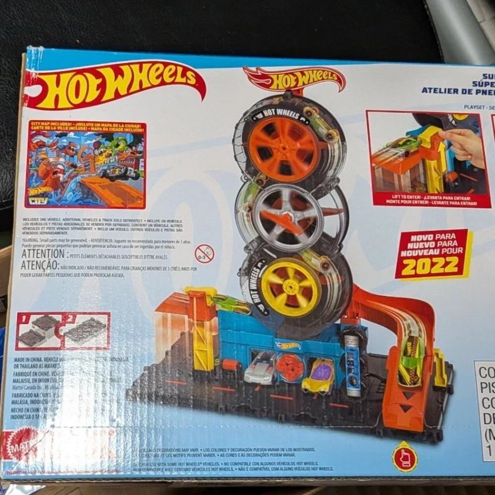 Hot Wheels City Super Twist Tire Shop Playset with 1 Car HDP02 New